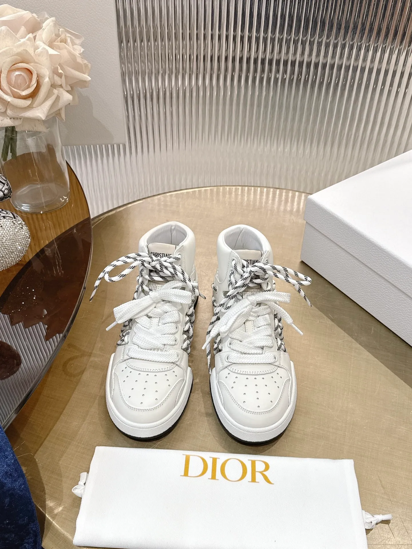 👟👟Ex-factory price 740👟👟 (Top version) Couple model Dior, C’est 25 new college style casual fashion high-top sneakers, showing eye-catching and fashionable style. Carefully crafted, the hollow design on the side of the upper is super fashionable, and the details also add a touch of elegance. The lightweight two-tone sole offers exceptional comfort and sporty style. Can add a stylish touch to any casual look. The tongue and sole are decorated with the Christian Paris logo, and the cowhide design is styled. Women's size 35-44
